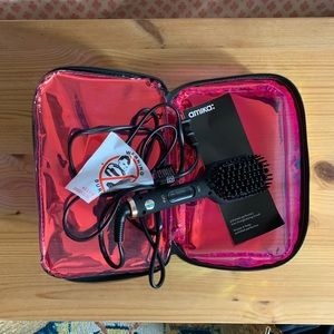 Amika mini straightening brush